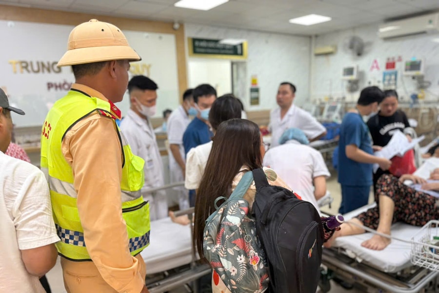 Cảnh sát giao thông hộ tống bé gái co giật trên cao tốc tới bệnh viện