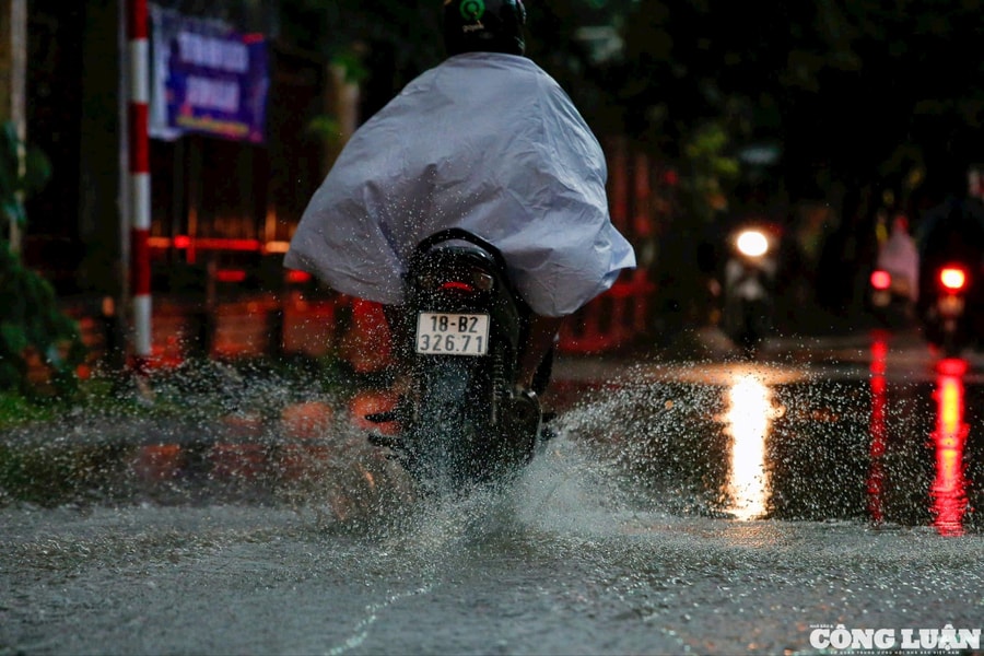 Mưa lớn vào giờ tan tầm, nhiều tuyến phố Hà Nội biến thành “biển nước”