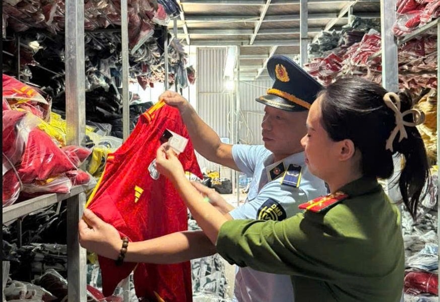 Hà Nội: Khởi tố chủ kho hàng kinh doanh hơn 35.000 bộ quần áo giả mạo