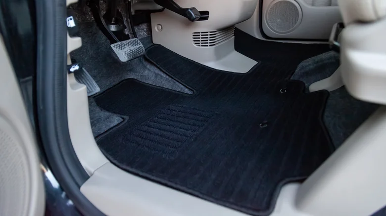 ‏Vì sao nhiều xe mới không có thảm sàn‏