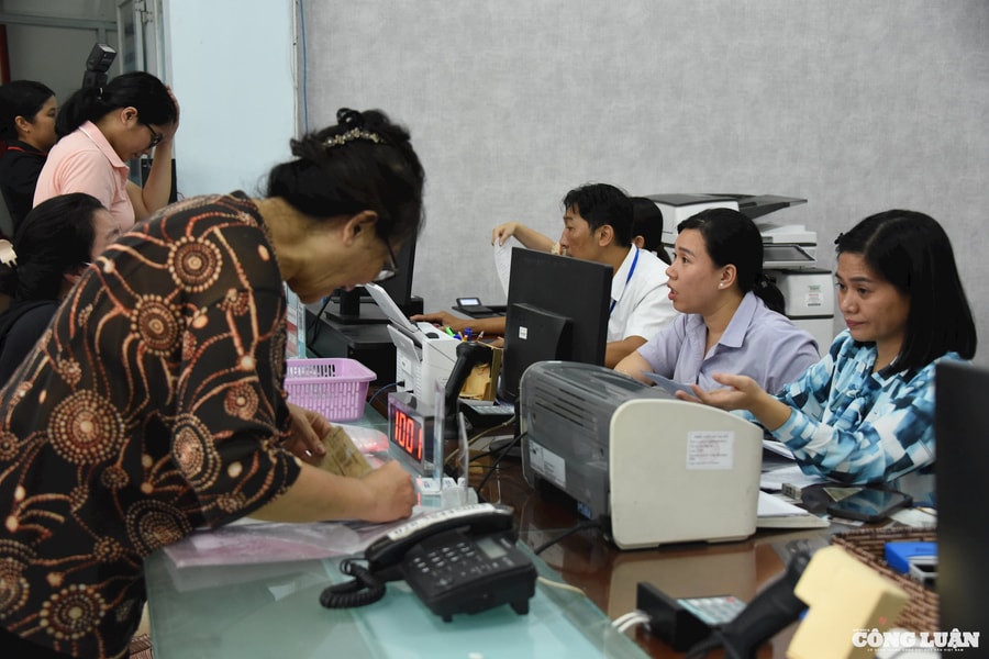 Người dân TP HCM phấn khởi trong ngày đầu vận hành chính quyền hai cấp