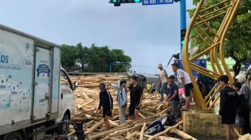 Xe chở gỗ lật trên Quốc lộ 1, đè bé thiếu niên 14 tuổi tử vong