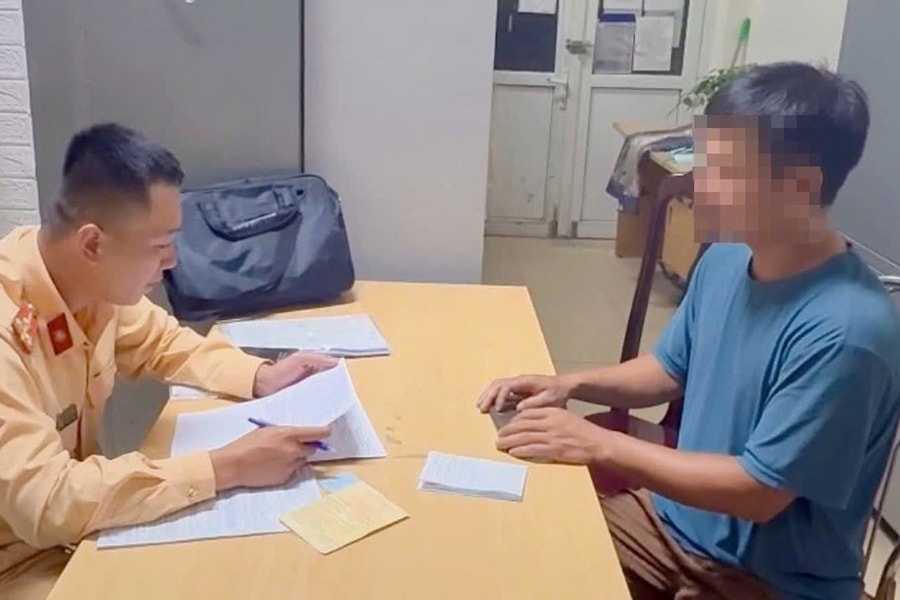 Tài xế xe tải tông gãy barie chắn tàu, bị phạt 11 triệu đồng và tước bằng lái 3 tháng