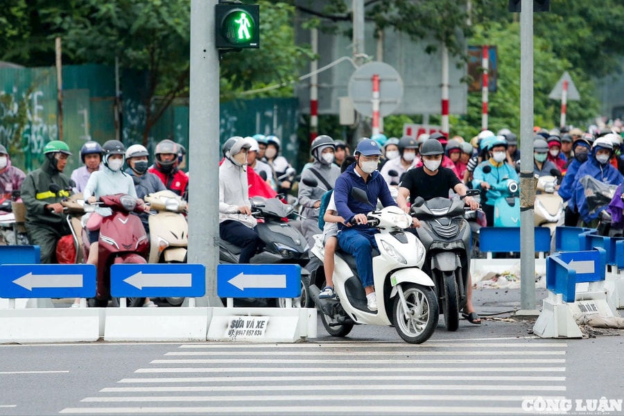 Người dân phớt lờ đèn đỏ, vô tư leo vỉa hè, sau nửa năm áp dụng Nghị định 168