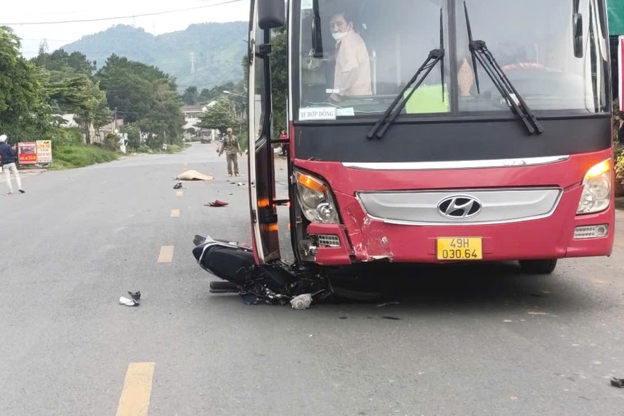 Lâm Đồng: Ôtô khách lấn làn tông xe máy khiến một người tử vong