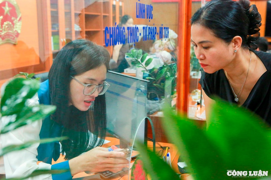 Hồ sơ chứng thực ‘áp đảo’ trong ngày thứ 2 vận hành điểm hành chính công