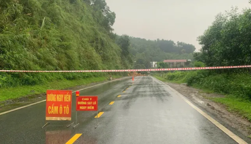 Phú Thọ: Quốc lộ 70B bị chia cắt do sạt lở, phân luồng khẩn cấp