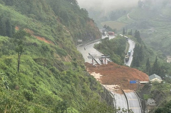 Triển khai bảo đảm an toàn giao thông đường bộ trước diễn biến mưa lũ phức tạp