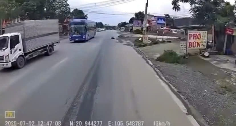 Xe máy đi ngược chiều gây tai nạn với ô tô tải và xe khách