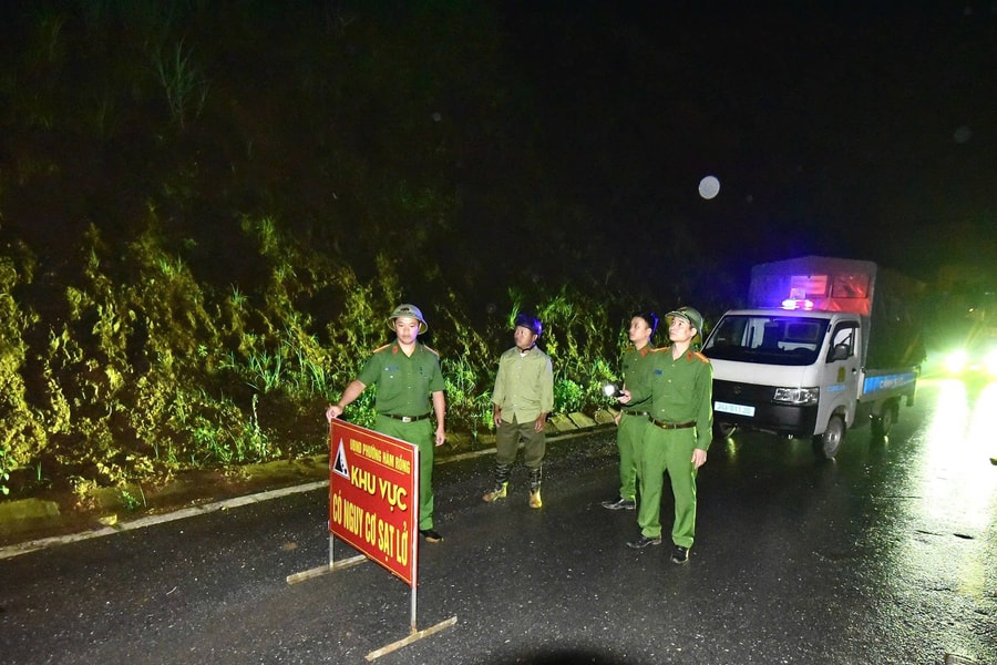 Lào Cai: Kịp thời sơ tán hàng chục hộ dân trong nguy cơ xảy ra sạt lở đất