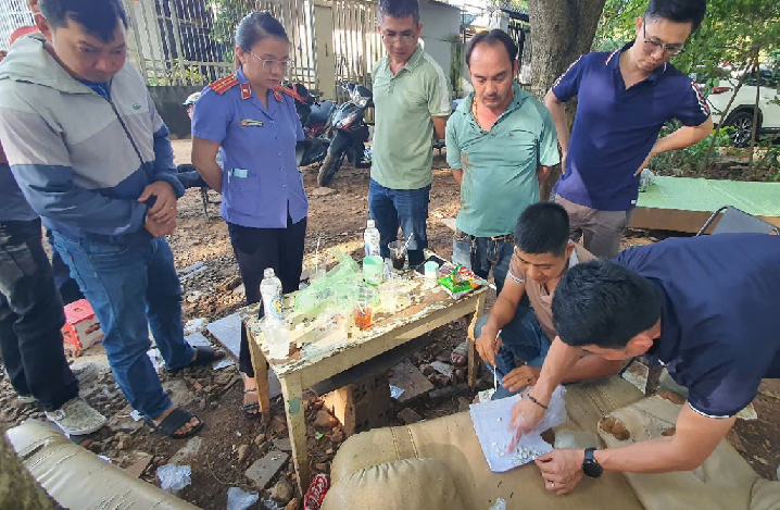 Triệt phá tụ điểm mua bán ma tuý tại nghĩa trang