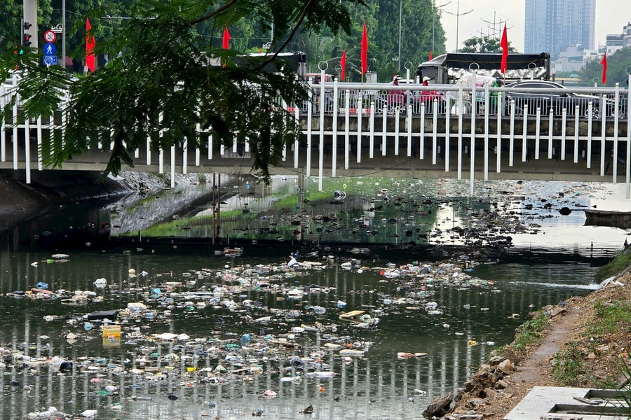 Công ty Thoát nước Hà Nội nói gì về việc sông Tô Lịch 'ngập' rác thải sau mưa lớn?