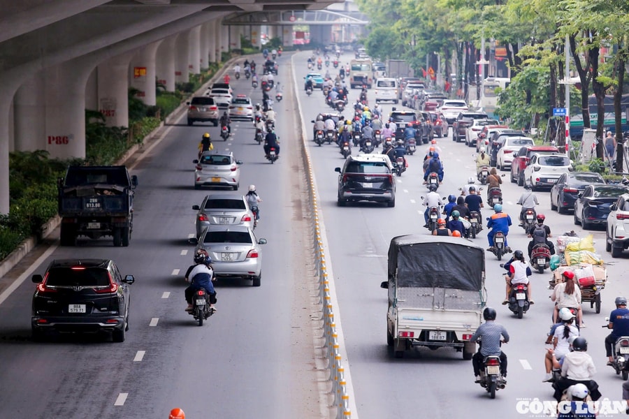Đường Phạm Văn Đồng trước ngày phân làn cứng, giao thông vẫn lộn xộn