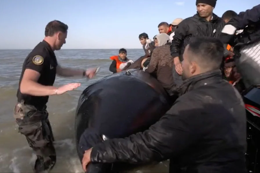 ‏Cảnh sát Pháp sử dụng chiến thuật đâm thủng thuyền để ngăn dòng người di cư ‏