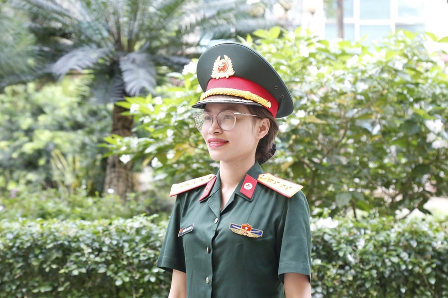 Nữ bác sĩ quân y tích cực học tập và làm theo lời Bác