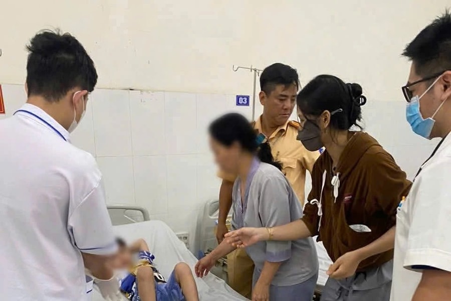 Bé trai bí tiểu, nguy cơ vỡ bàng quang được CSGT hỗ trợ đưa đi cấp cứu