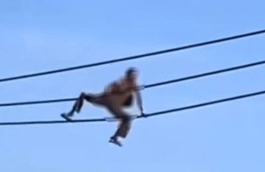 Người phụ nữ trèo lên cột điện, đi trên dây rồi rơi tử vong