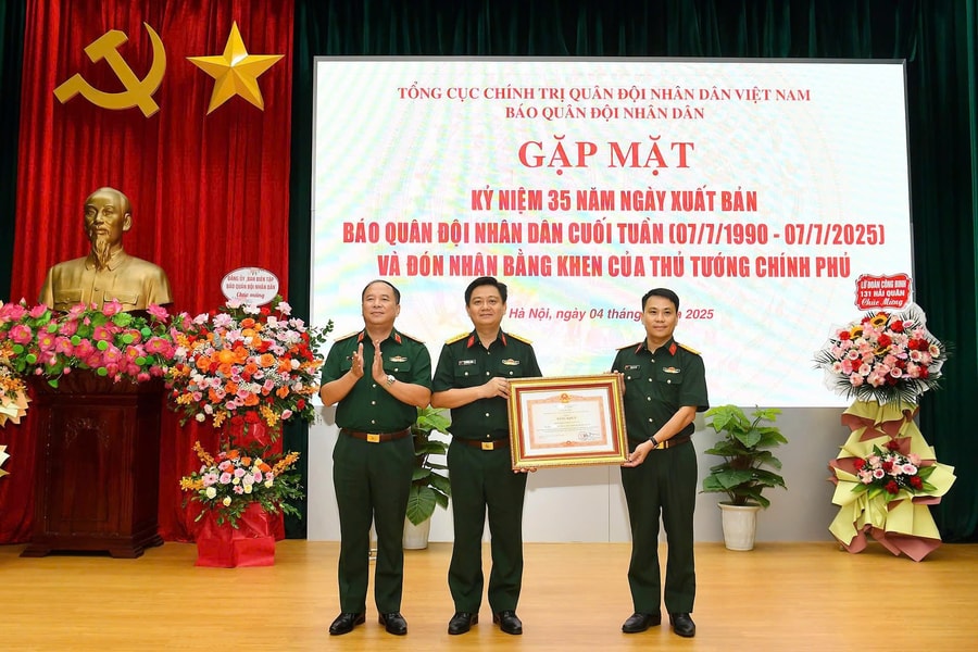 Báo Quân đội nhân dân Cuối tuần đón nhận Bằng khen của Thủ tướng Chính phủ