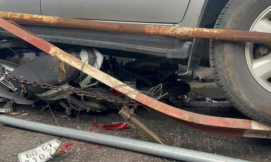 Ô tô lùi trúng 5 xe máy trên phố Mễ Trì Thượng