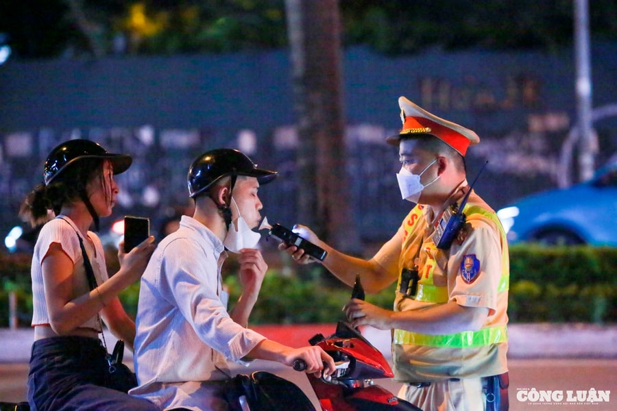 Gần 2.000 trường hợp vi phạm nồng độ cồn trong một đêm kiểm tra toàn quốc