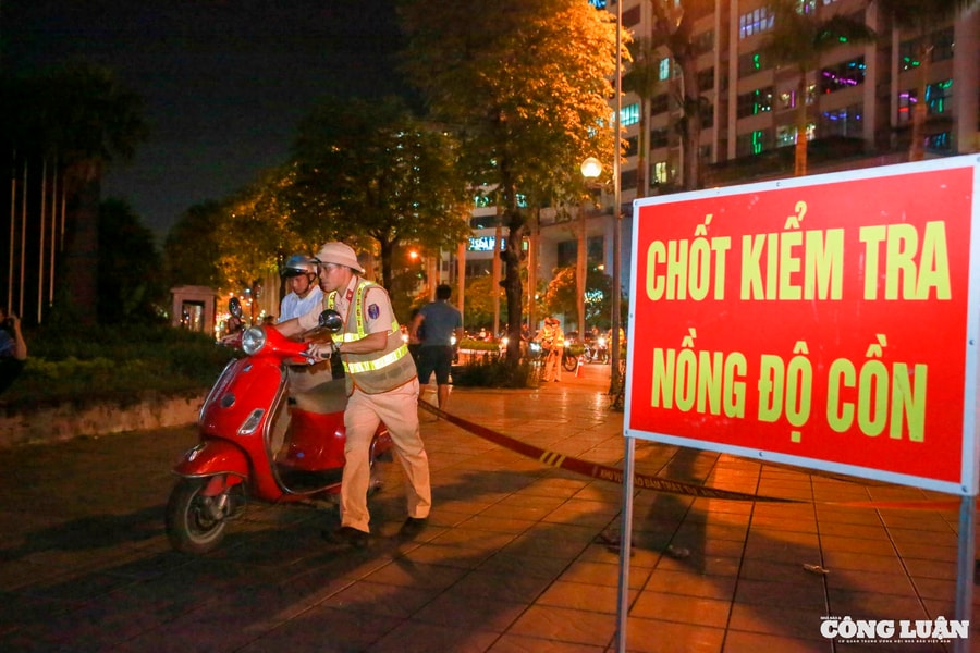 Không chỉ nam giới, phụ nữ cũng vi phạm nồng độ cồn khi lái xe