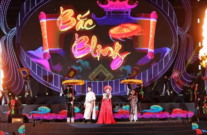 Hòa Minzy biểu diễn ‘Bắc Bling’ chào mừng thành lập tỉnh Bắc Ninh mới