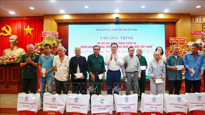 Trưởng Ban Tuyên giáo và Dân vận Trung ương tặng quà gia đình chính sách tại Tây Ninh​