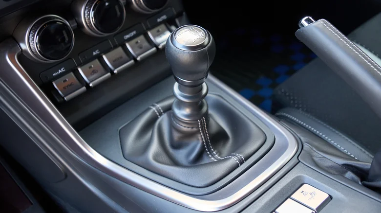 ‏Lái xe số sàn có nên bỏ qua số? Câu trả lời không đơn giản‏