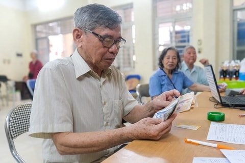 Người từ 75 tuổi không có lương hưu được hưởng trợ cấp 500.000 đồng/tháng