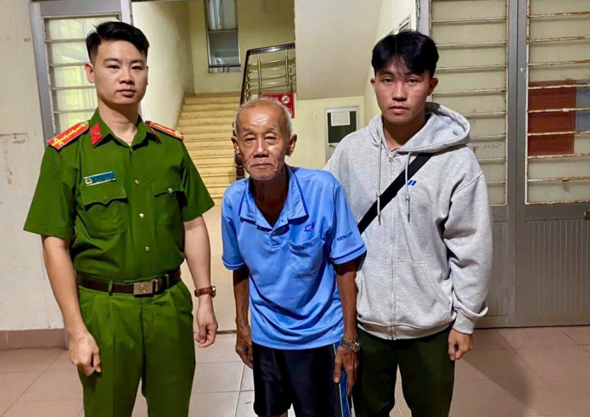 Công an hỗ trợ cụ ông 77 tuổi đi lạc 70km trở về với gia đình