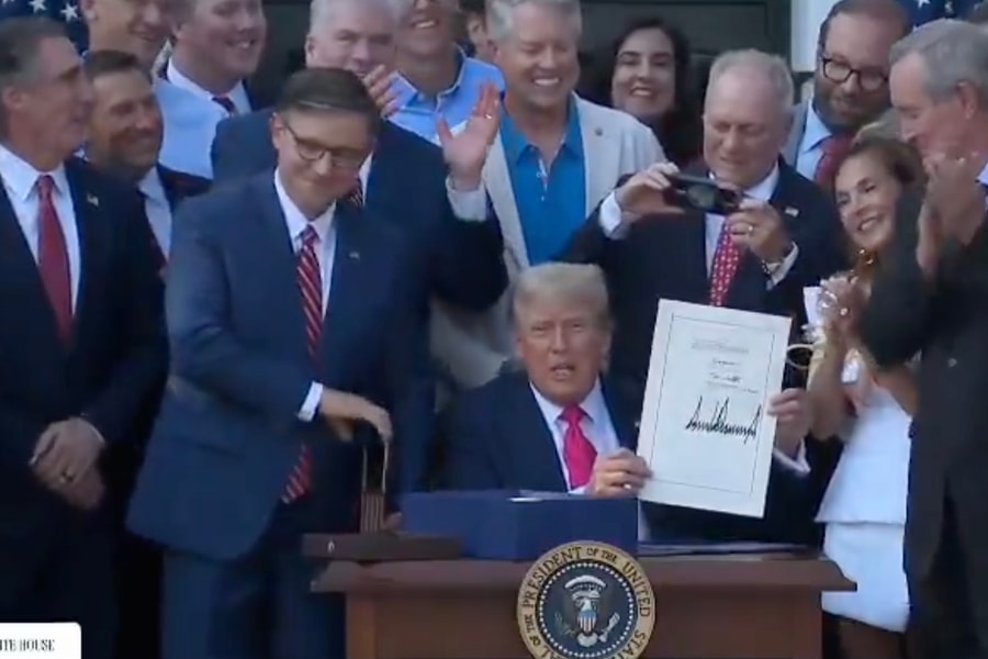 Ông Trump ký duyệt 'Đạo luật to đẹp' đúng dịp Quốc khánh Mỹ