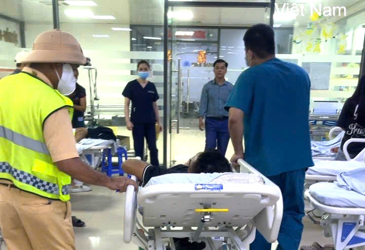 Cảnh sát giao thông dùng xe đặc chủng cứu tài xế đột quỵ trên cao tốc