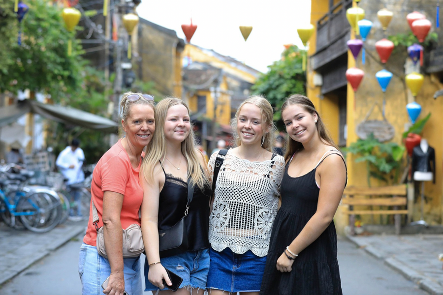 Việt Nam đón gần 10,7 triệu lượt khách quốc tế trong 6 tháng đầu năm 2025