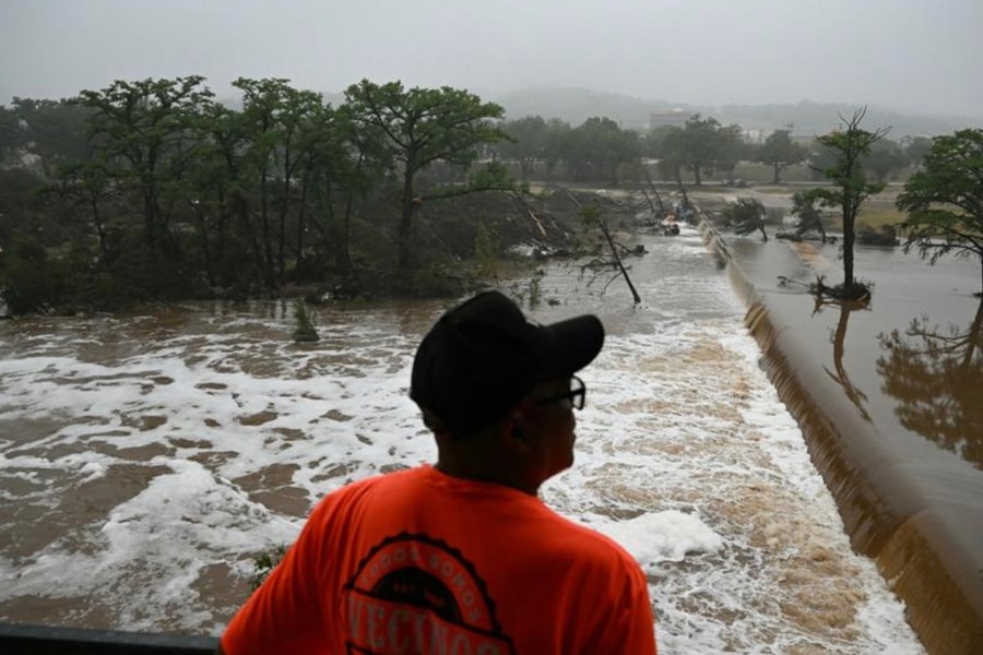 Người thân tuyệt vọng tìm kiếm các nạn nhân sau trận lũ lịch sử ở Texas