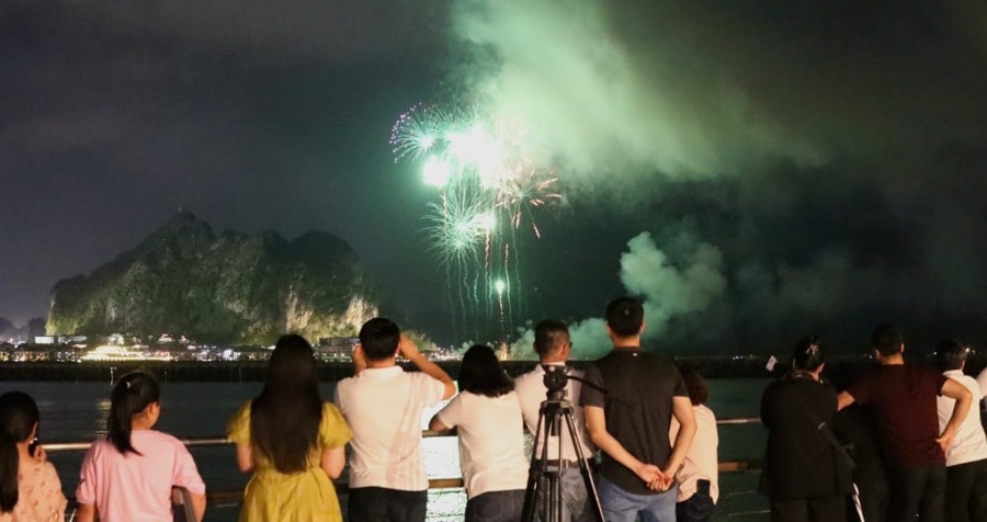 Không thu phí xem pháo hoa khi du khách tham quan vịnh Hạ Long