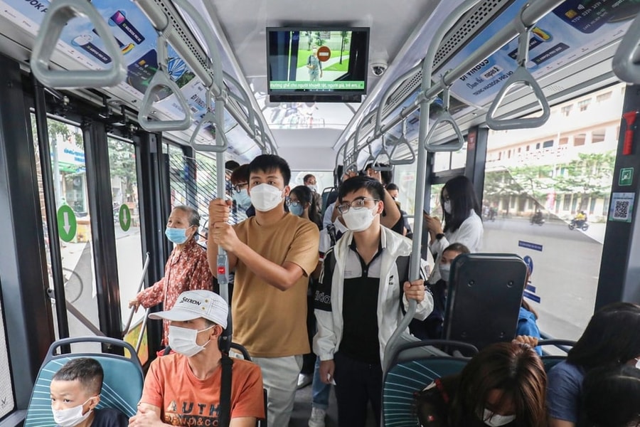 Hà Nội: Hành khách dùng thẻ vé liên thông đi xe buýt, metro được ưu đãi giảm giá