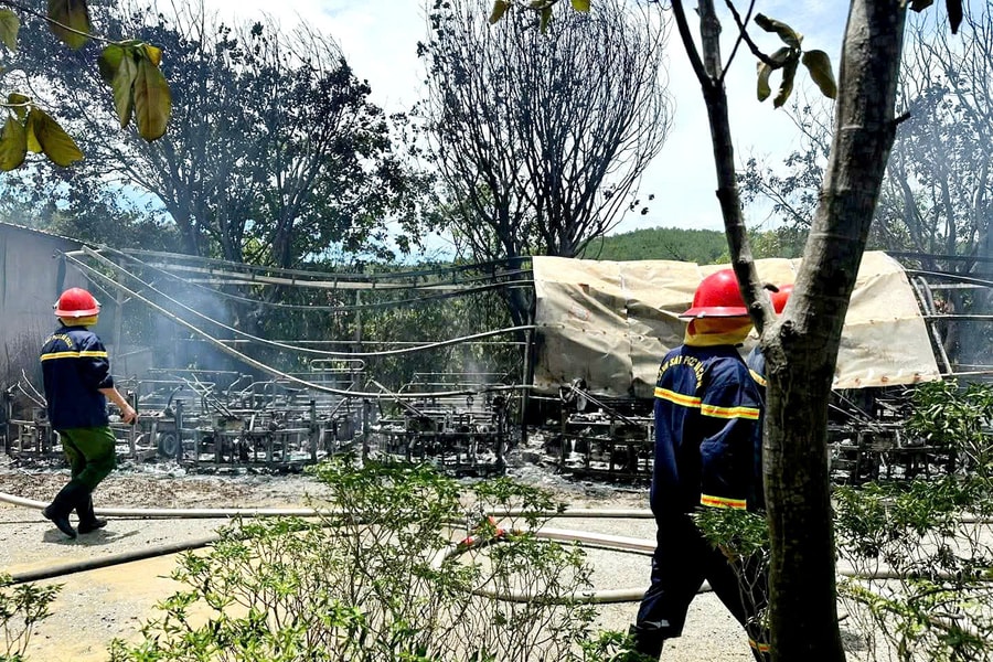 Cháy lớn tại khu vực nhà để xe gần chùa Hương Tích, 10 phương tiện bị thiêu rụi