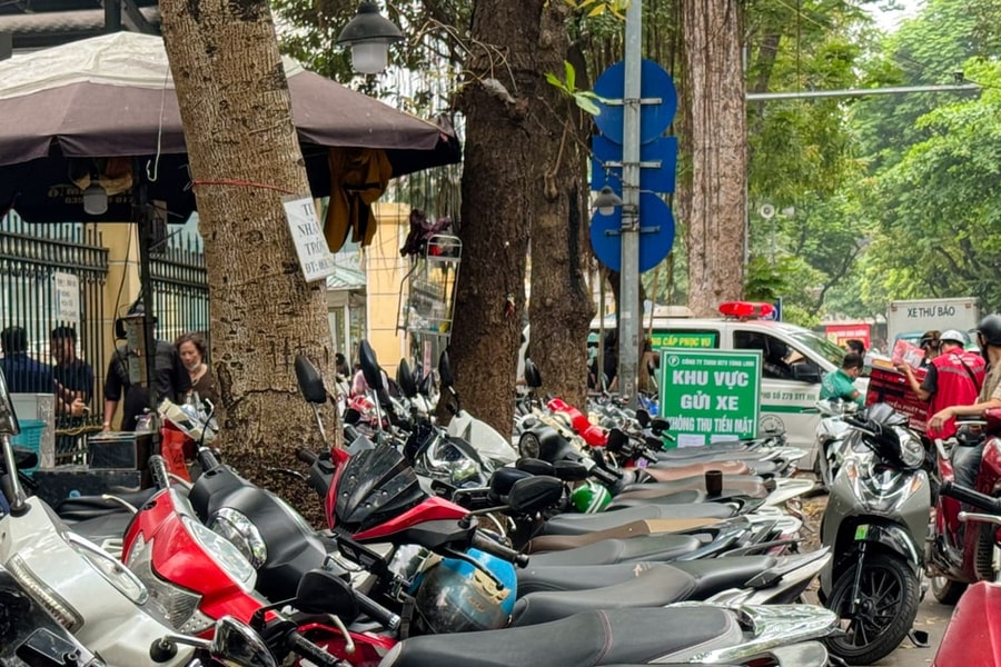 Hà Nội: Thu phí trông giữ xe không dùng tiền mặt còn gặp khó khăn