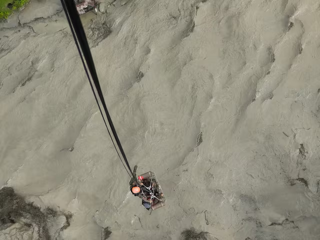 Lũ cuốn trôi cầu biên giới Trung Quốc - Nepal, hàng chục người mất tích