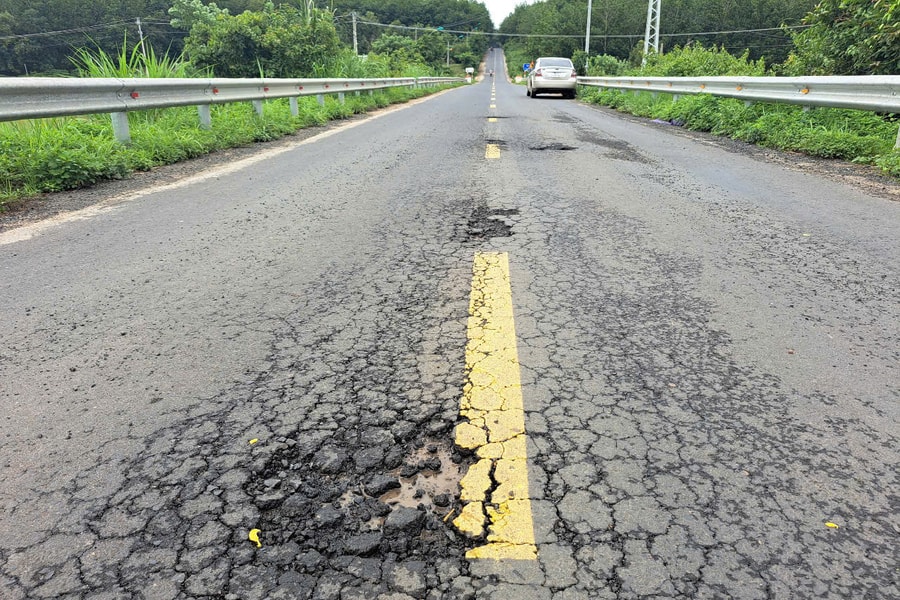 Quãng Ngãi: Cận cảnh tuyến đường gần 130 tỷ đồng vừa làm đã sụt lún, hư hỏng nghiêm trọng