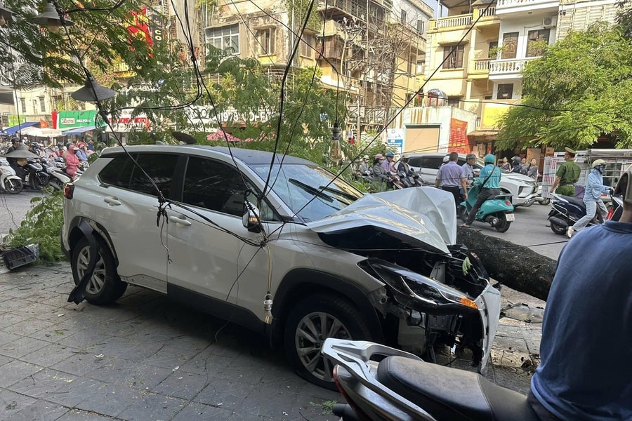 Ô tô tông liên hoàn ở Hà Nội, nhiều người bị thương