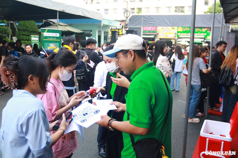 TP HCM có thêm chính sách hỗ trợ cán bộ dôi dư sau sáp nhập