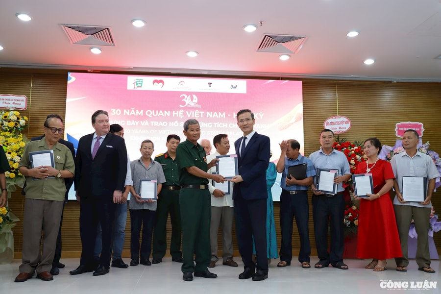 Việt Nam - Hoa Kỳ trao trả hồ sơ chứng tích chiến tranh nhân kỷ niệm 30 năm quan hệ ngoại giao