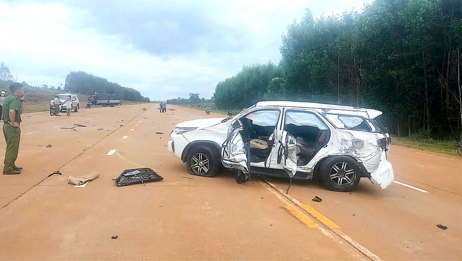 Gia Lai: Xe tải va chạm với xe con, 4 người thương vong