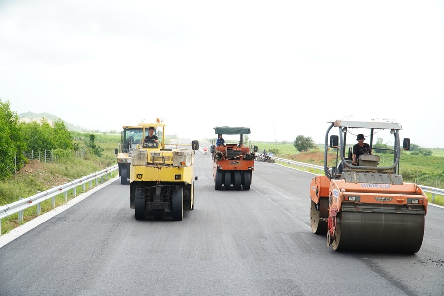 Phó Thủ tướng Lê Thành Long 'chốt' tiến độ thi công, khánh thành 4 dự án cao tốc