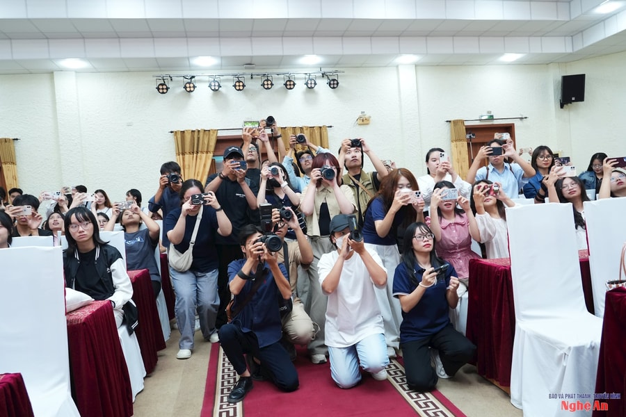 Hơn 100 sinh viên ngành báo chí trải nghiệm thực tế tại các tỉnh miền Trung