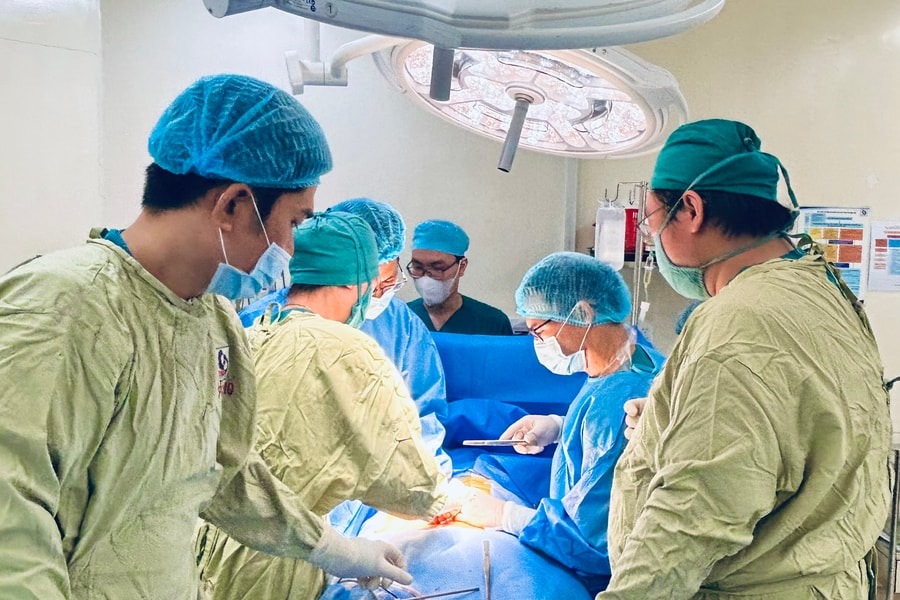 Hai người bệnh hồi phục từ thận của người chết não hiến tặng