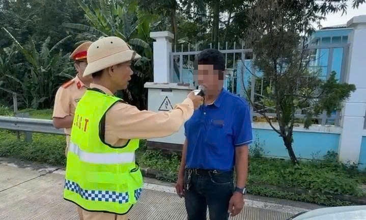 Xử phạt tài xế xe khách chở 45 người vi phạm nồng độ cồn kịch khung