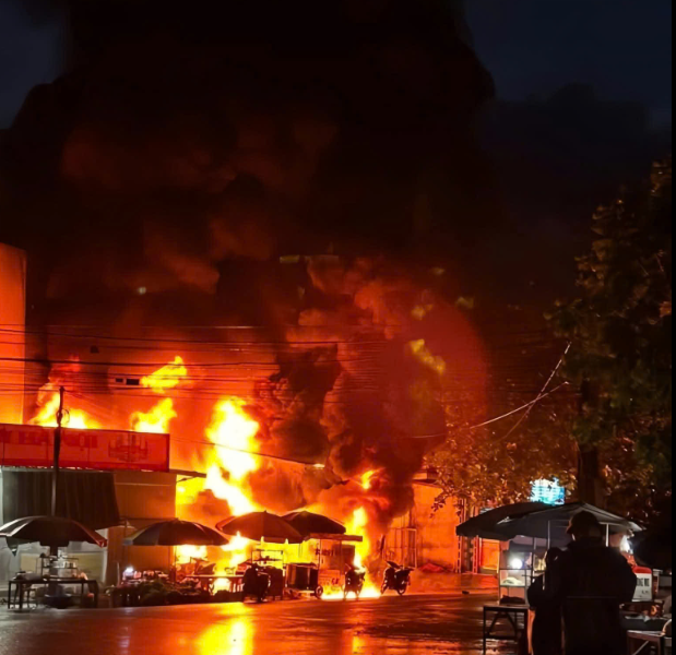 Bắc Ninh: Cháy lớn tại cây xăng, hai người bị bỏng, xe bồn cháy rụi