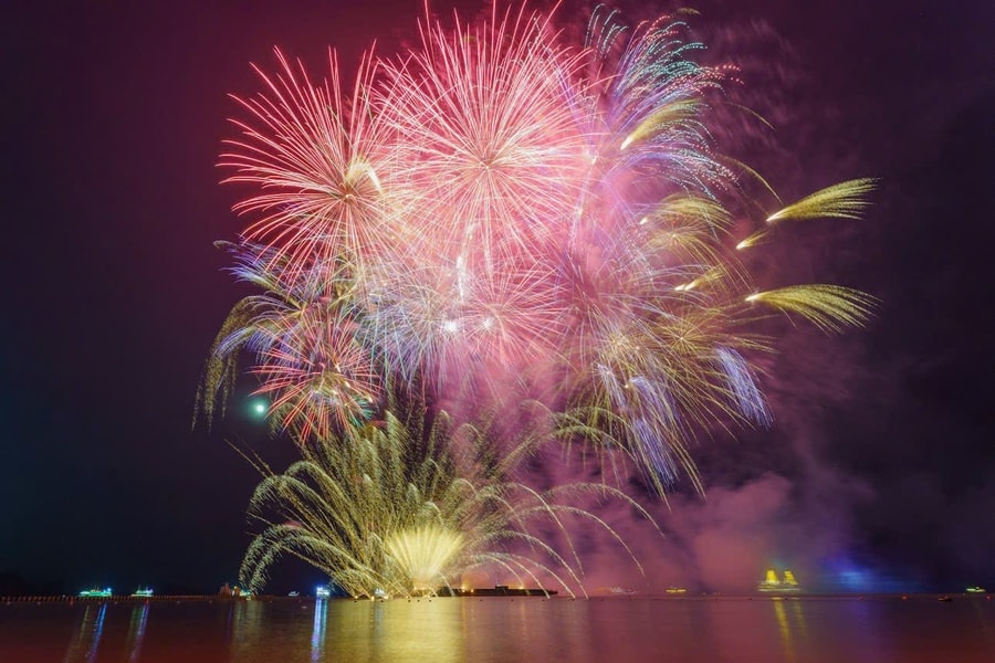 Tưng bừng pháo hoa đẹp như Giao thừa mỗi tuần tại phường Bãi Cháy ‏